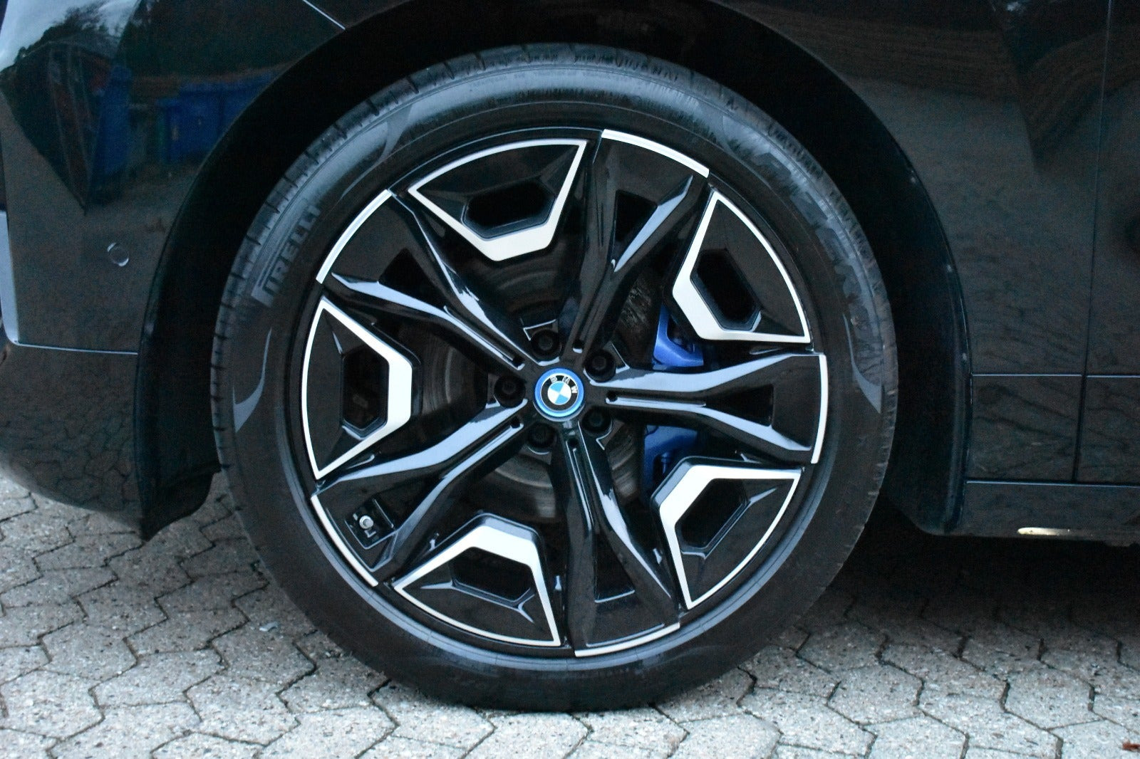 Sort BMW iX fra 2023