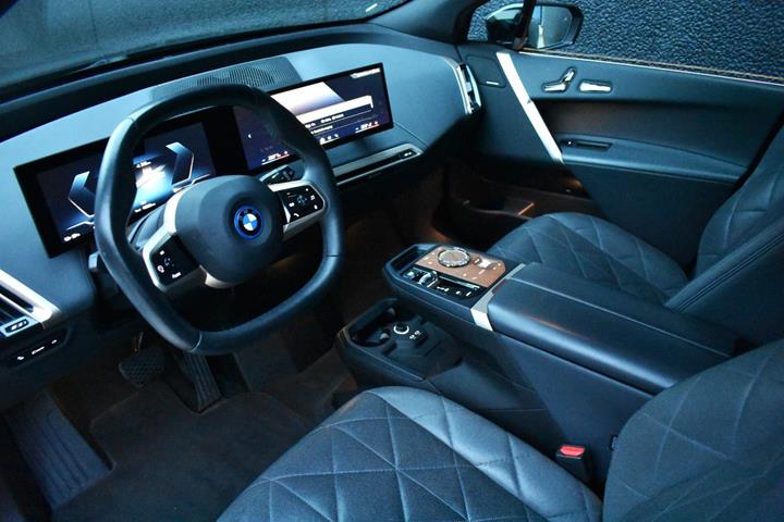 Sort BMW iX fra 2023