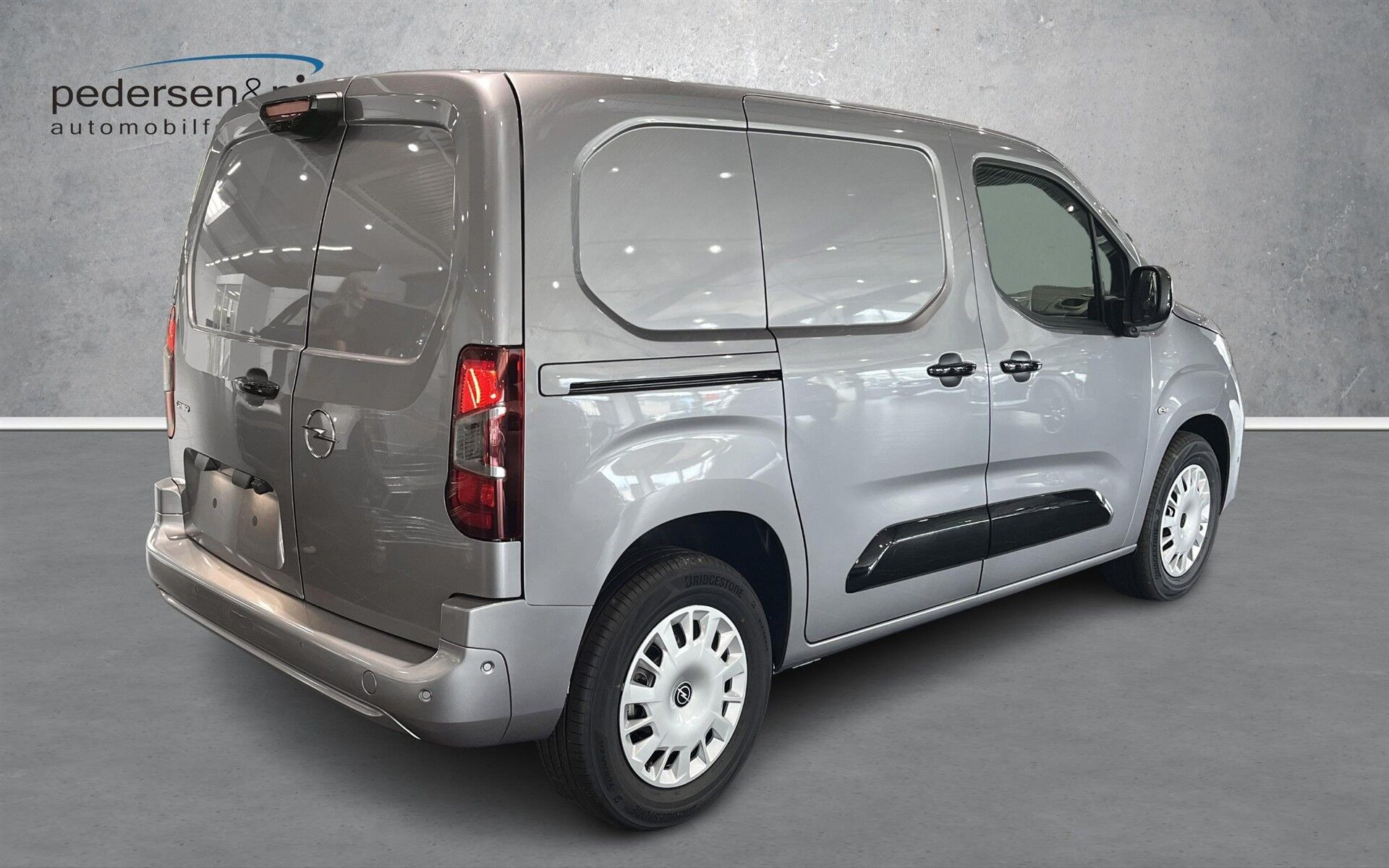 Grå Opel Combo-e fra 2026