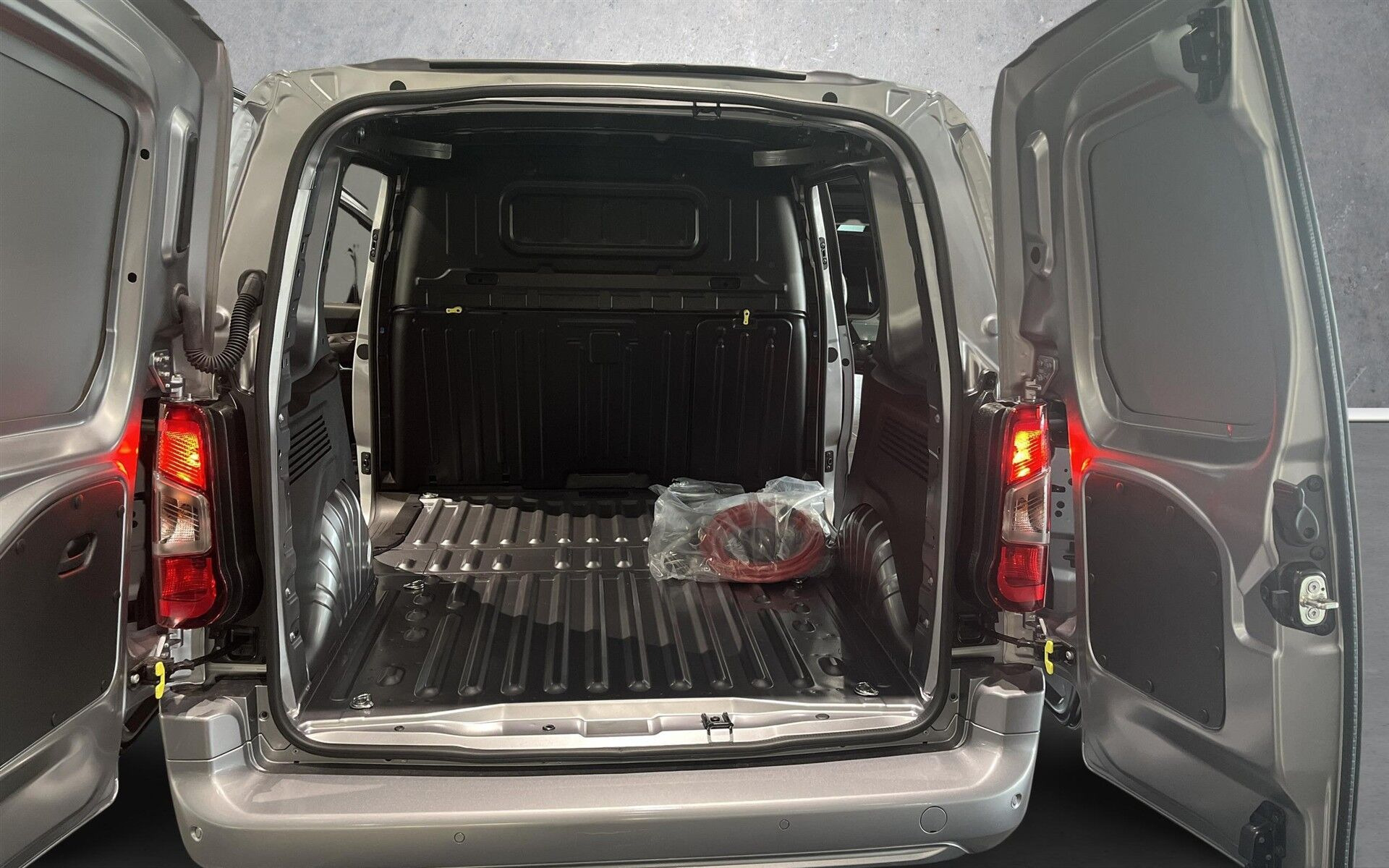 Grå Opel Combo-e fra 2026