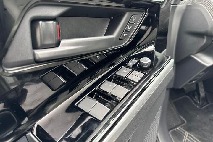Sort Toyota BZ4X fra 2024