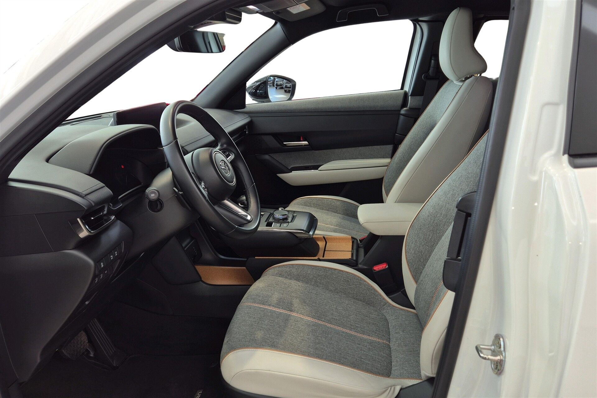 Hvid Mazda MX-30 fra 2023