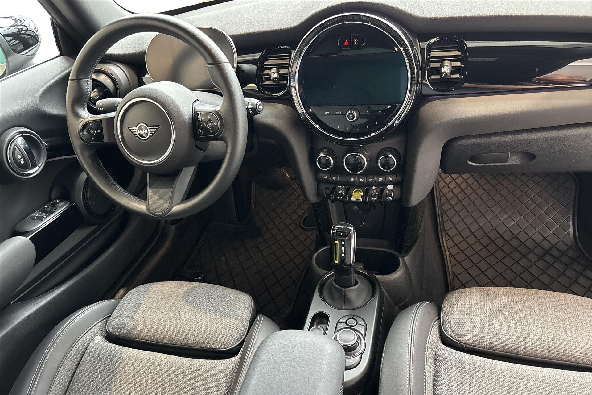 Sølv Mini Cooper fra 2023