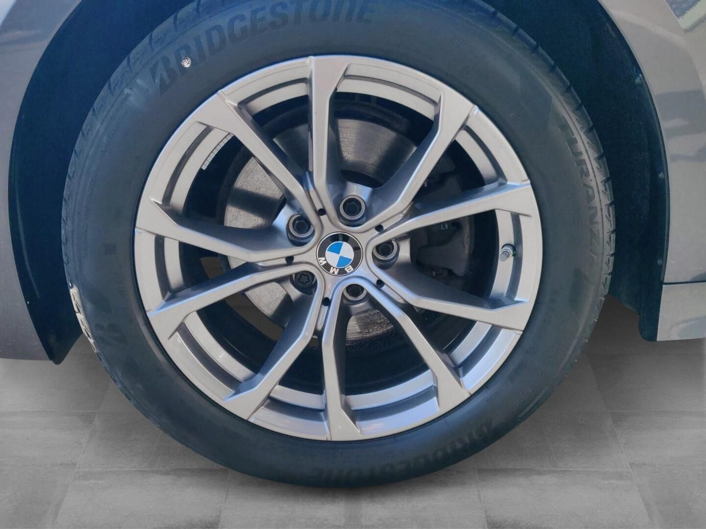 Grå BMW 320i fra 2020