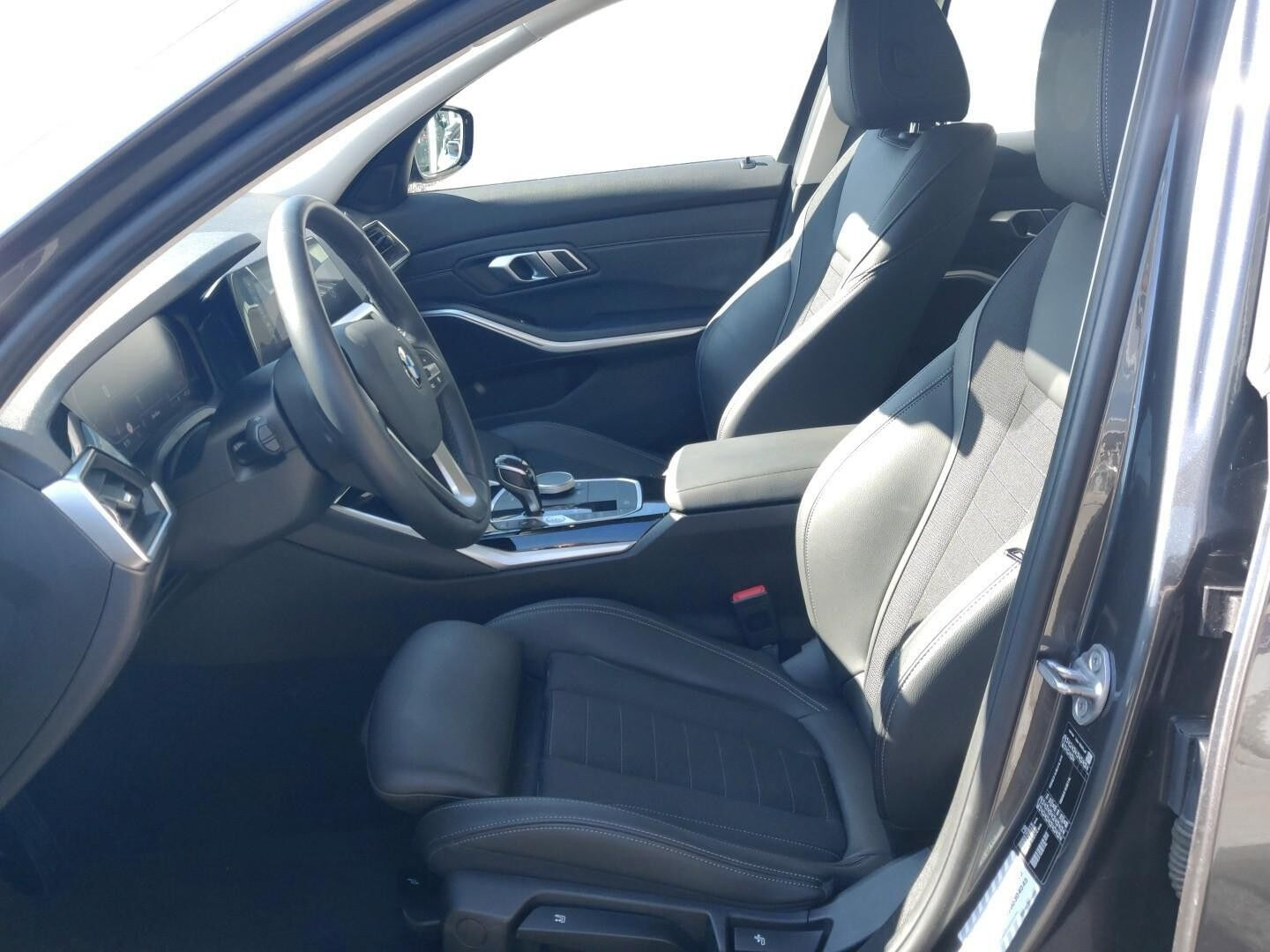 Grå BMW 320i fra 2020