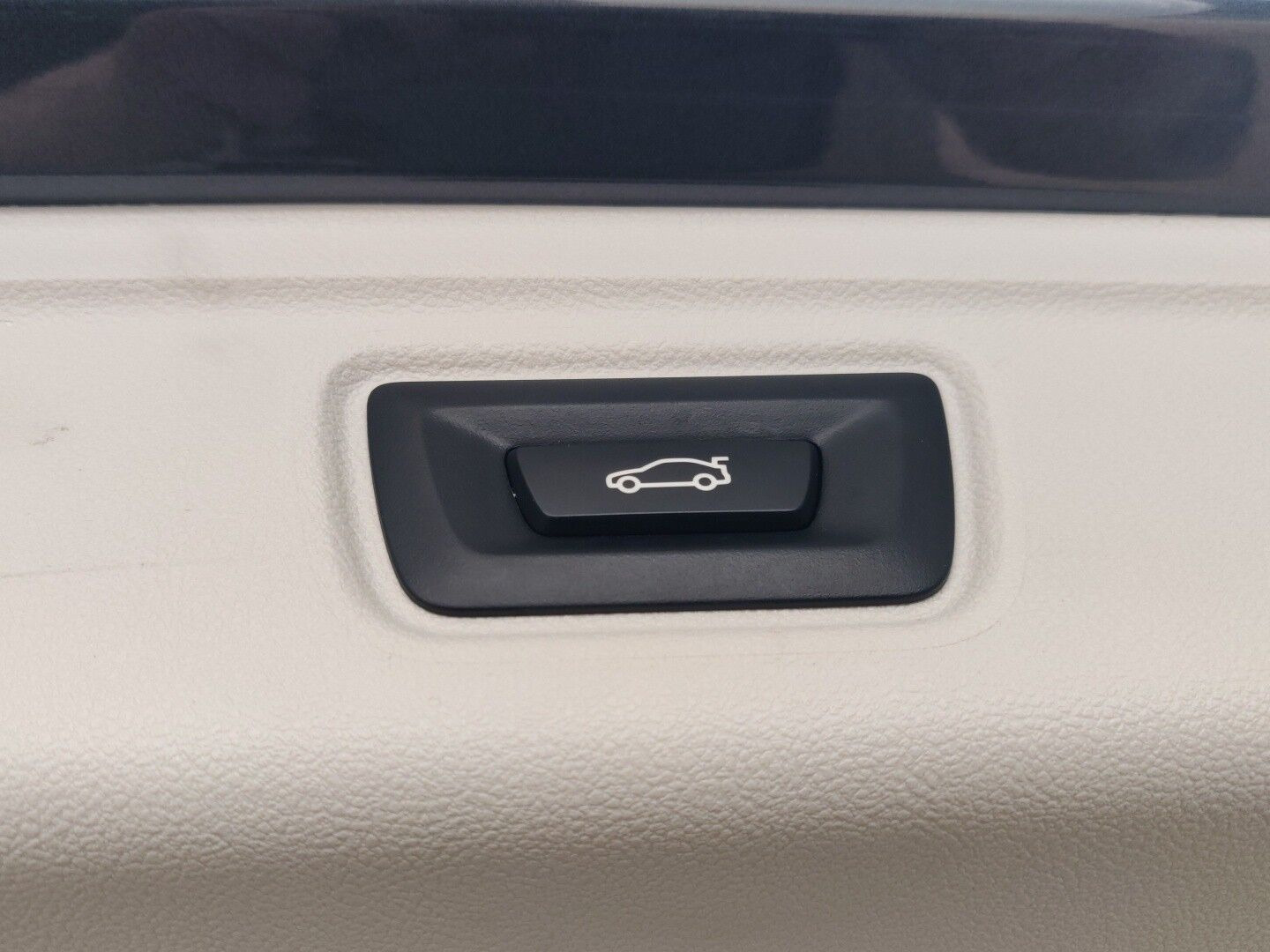 Grå BMW 320i fra 2020