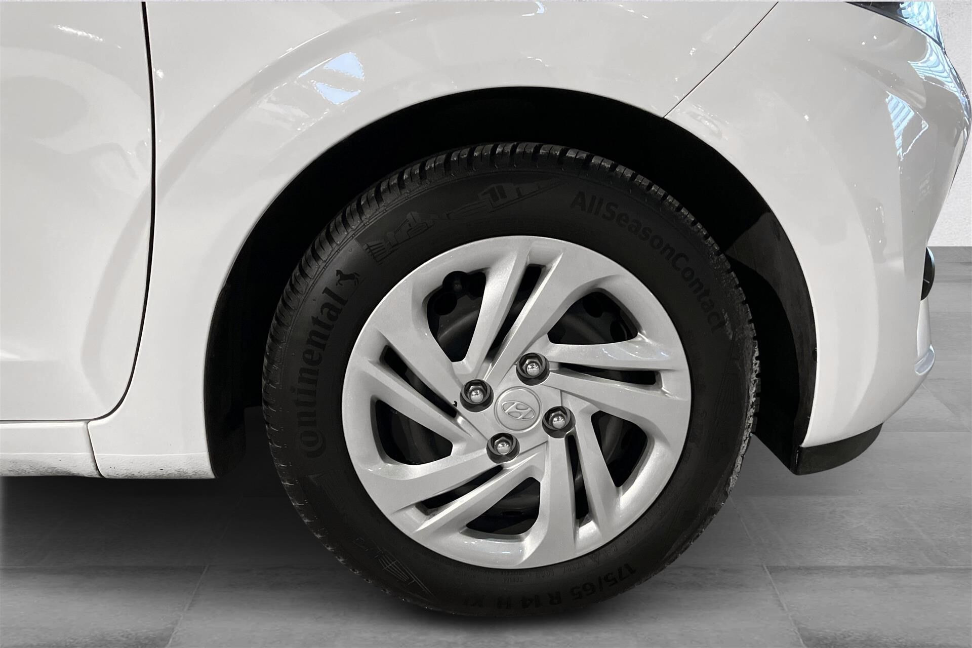 Hvid Hyundai i10 fra 2023