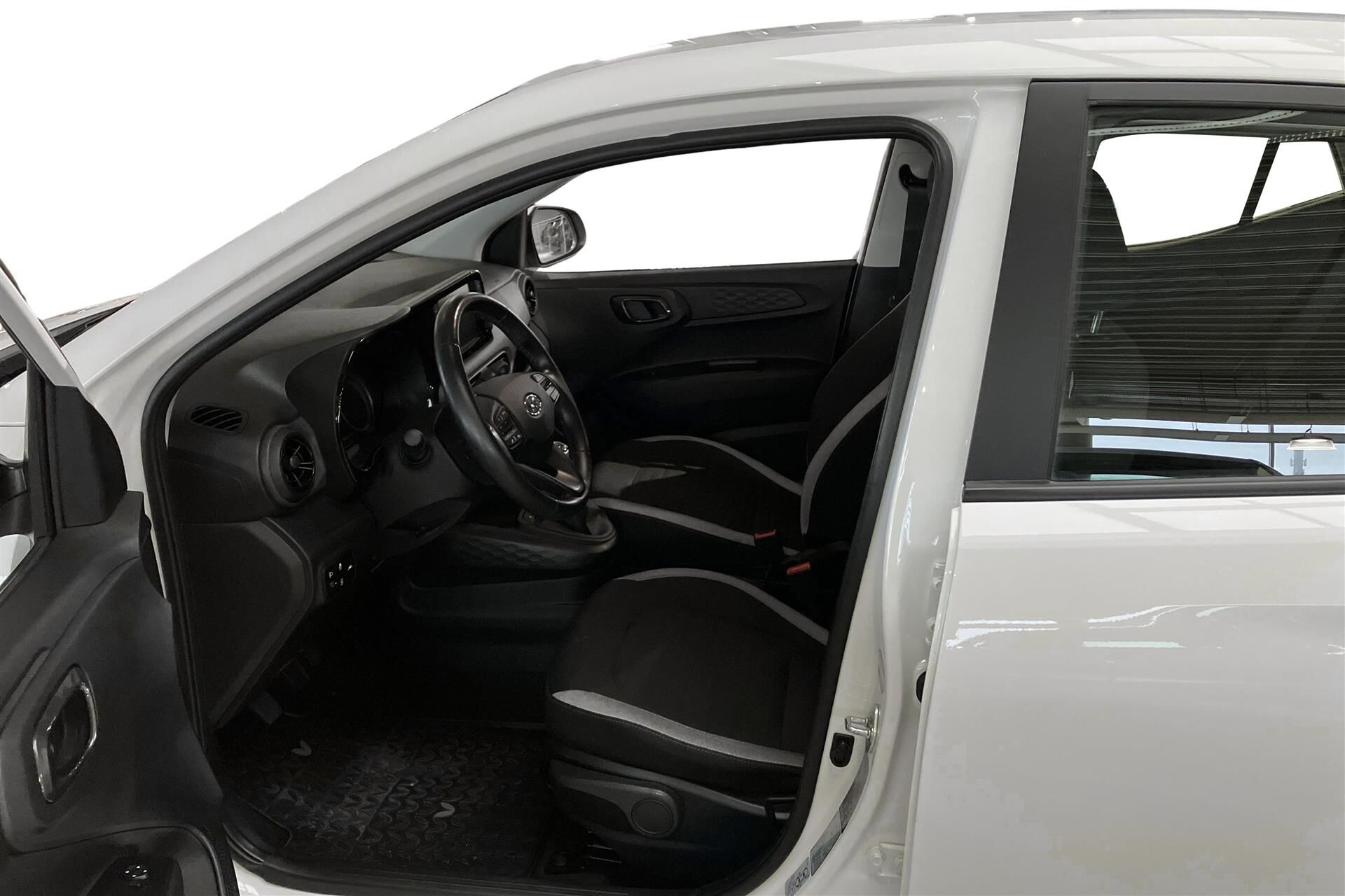 Hvid Hyundai i10 fra 2023
