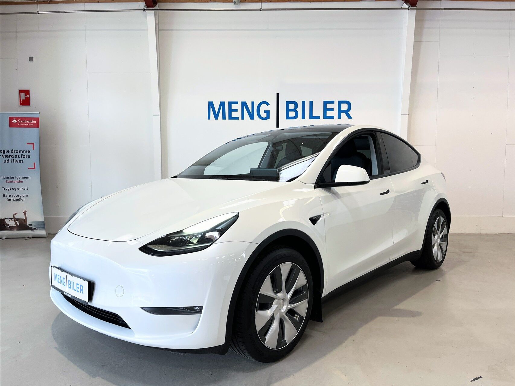 Hvid Tesla Model Y fra 2023