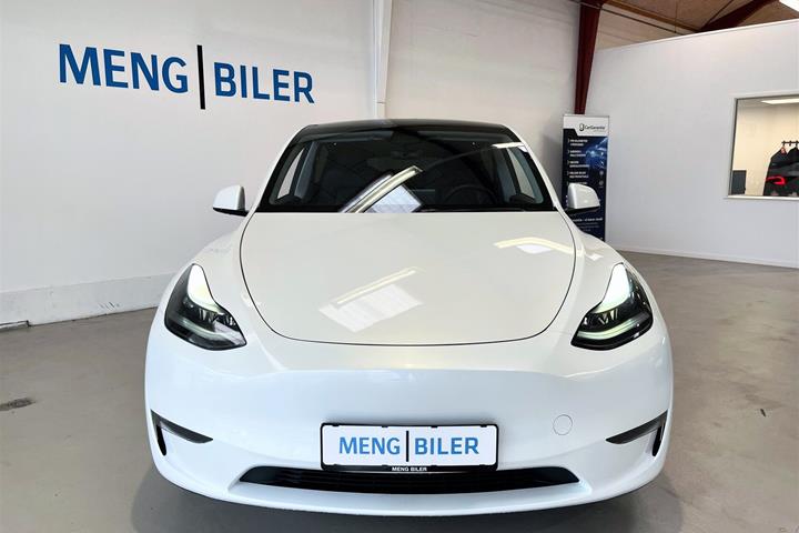 Hvid Tesla Model Y fra 2023