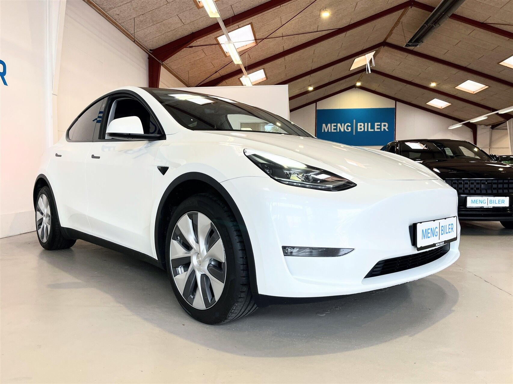 Hvid Tesla Model Y fra 2023