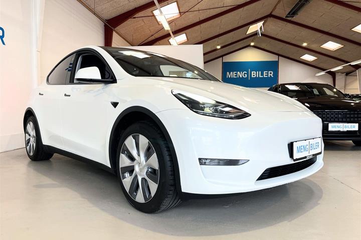Hvid Tesla Model Y fra 2023