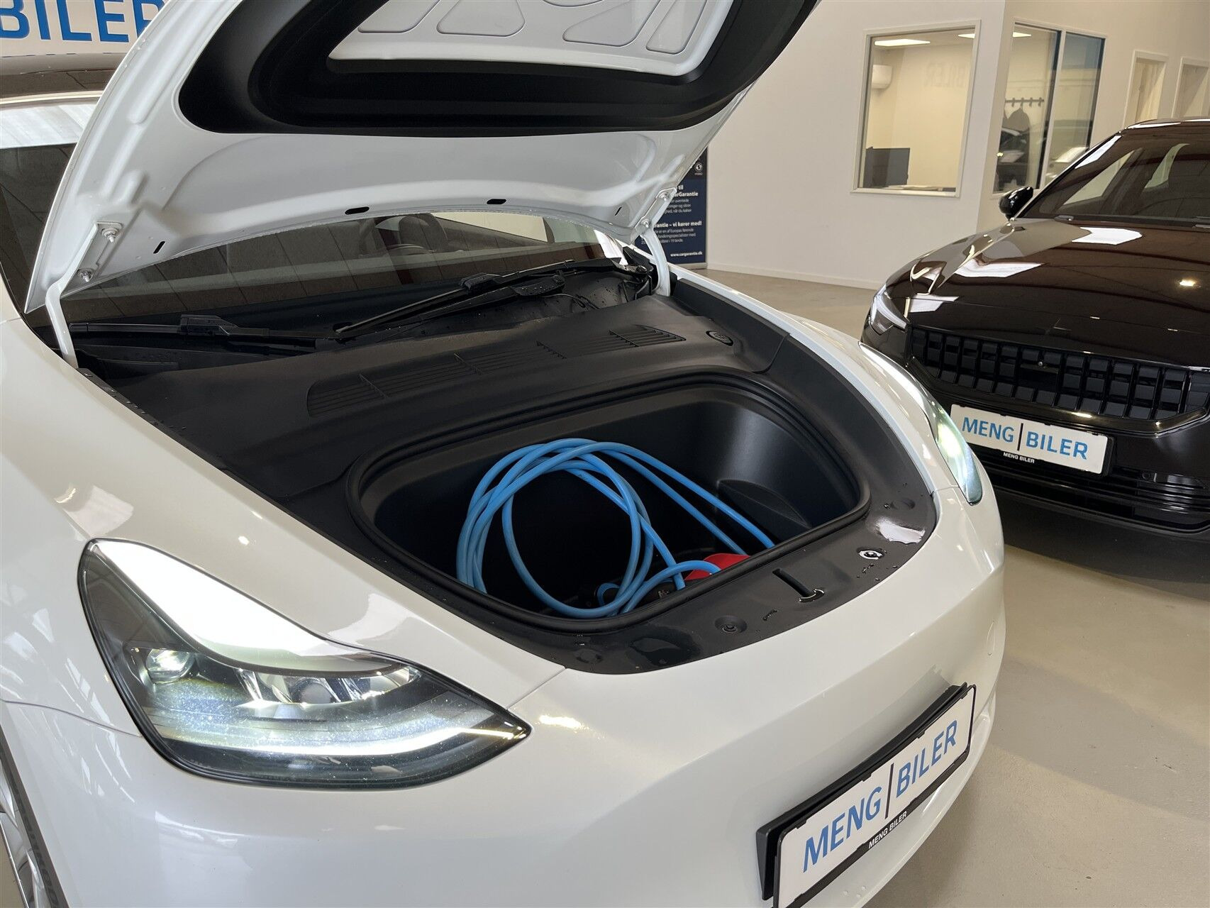 Hvid Tesla Model Y fra 2023