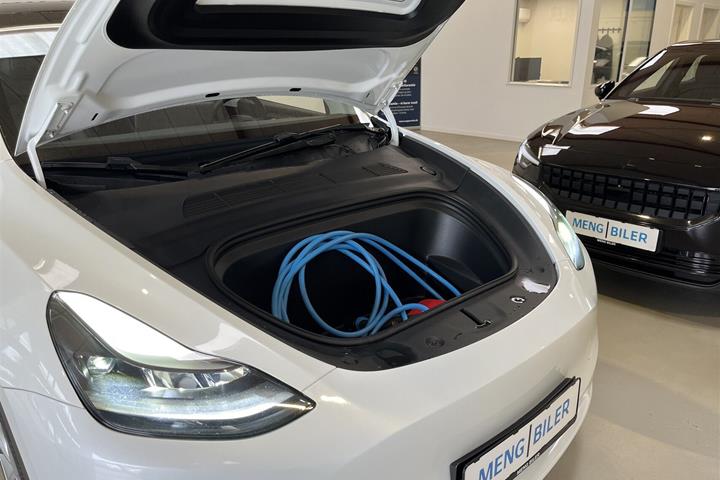 Hvid Tesla Model Y fra 2023