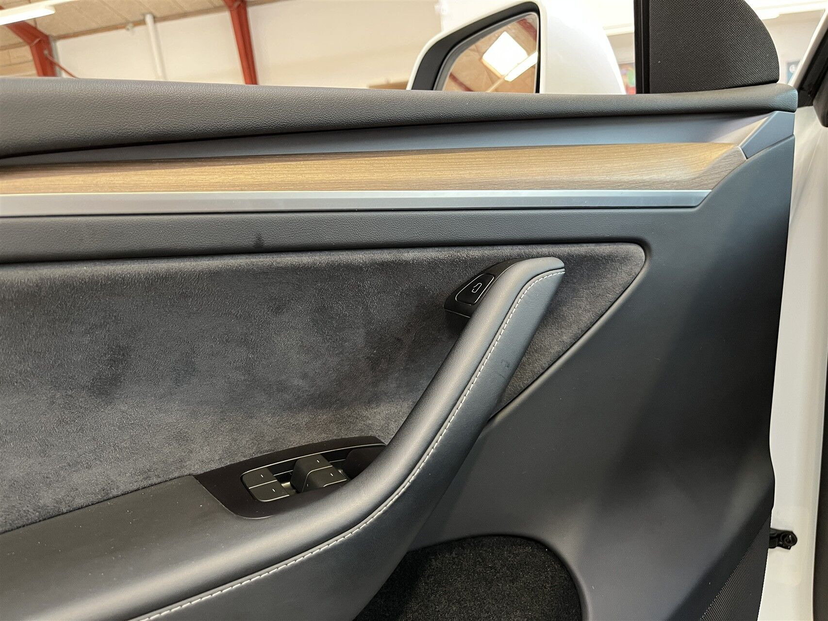 Hvid Tesla Model Y fra 2023