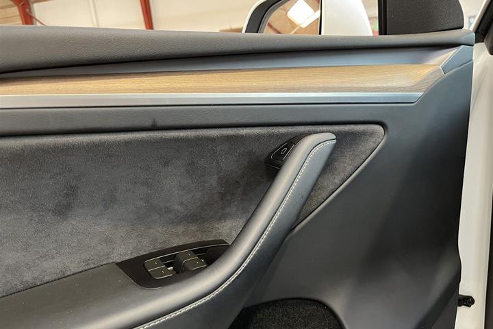 Hvid Tesla Model Y fra 2023