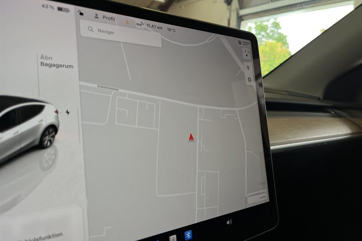 Hvid Tesla Model Y fra 2023