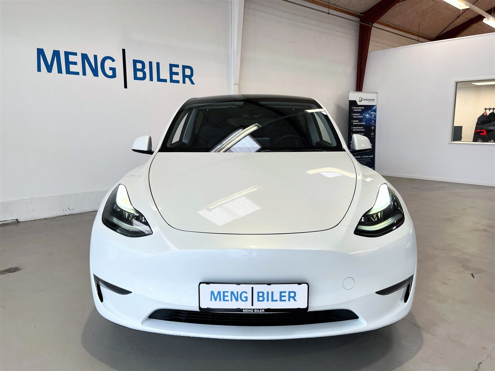 Hvid Tesla Model Y fra 2023