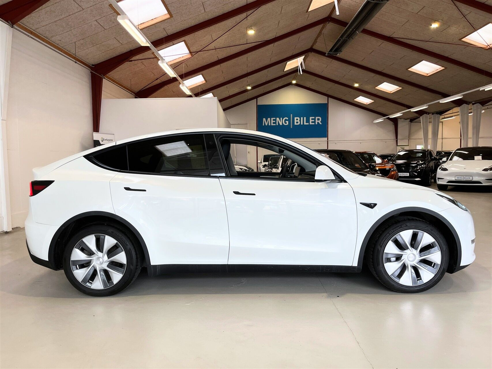 Hvid Tesla Model Y fra 2023