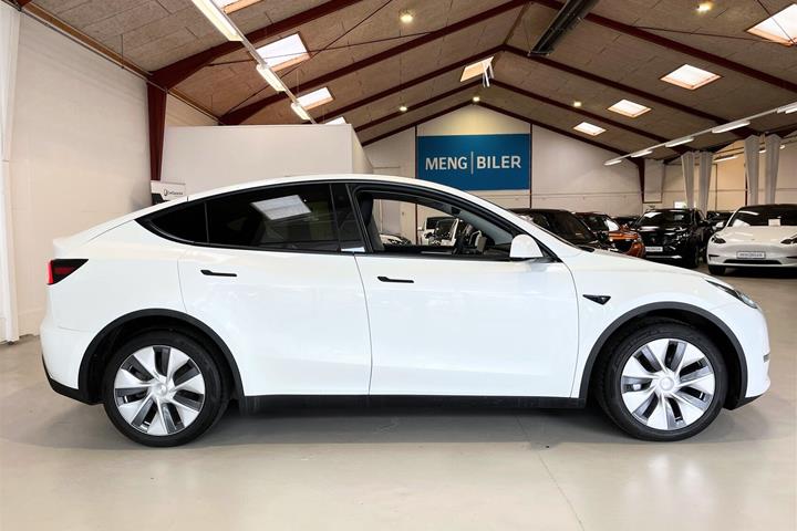 Hvid Tesla Model Y fra 2023