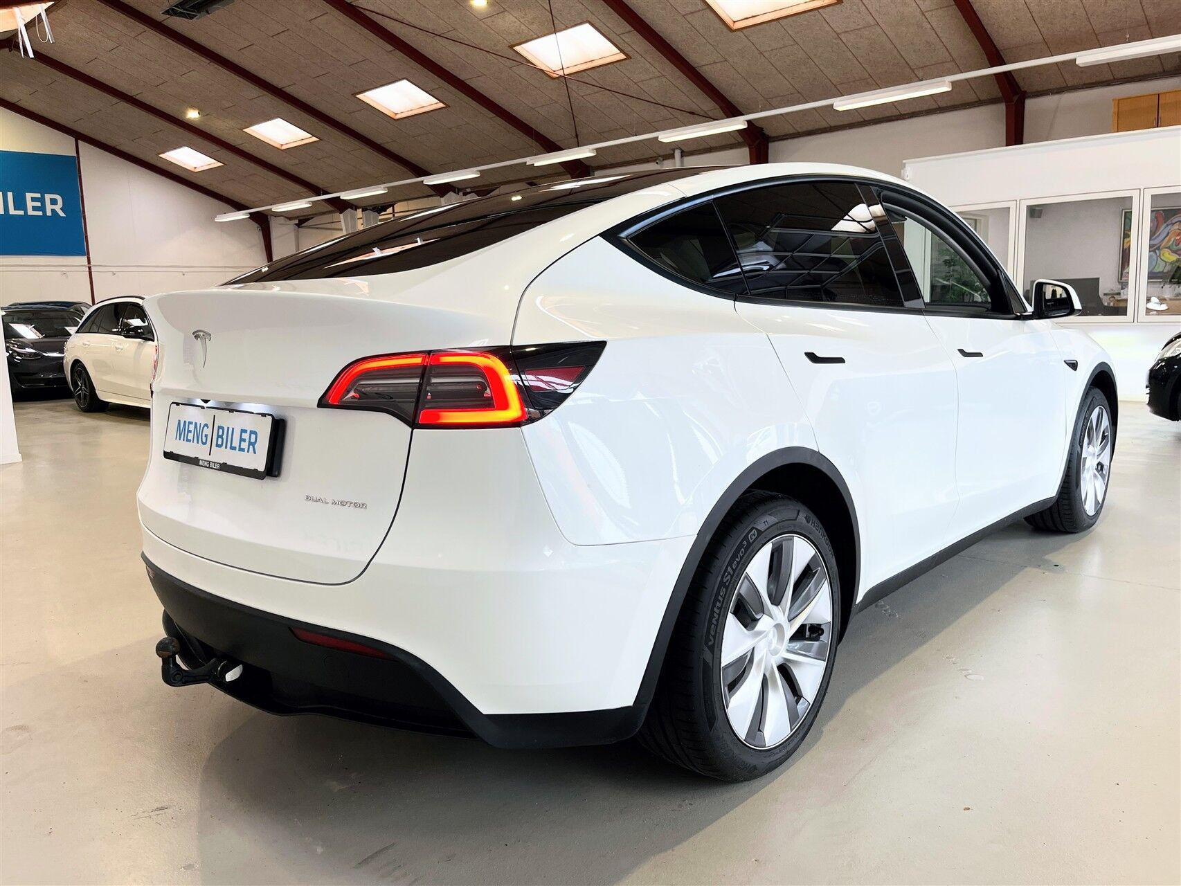 Hvid Tesla Model Y fra 2023