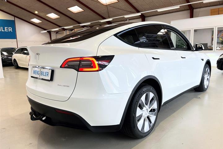 Hvid Tesla Model Y fra 2023