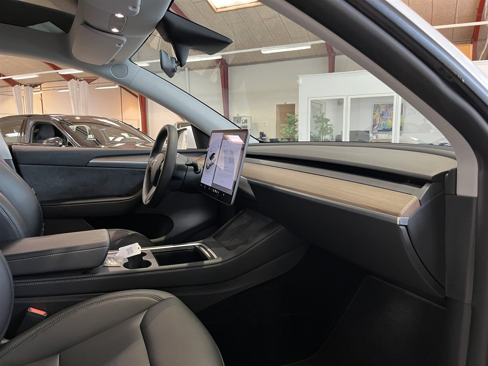 Hvid Tesla Model Y fra 2023