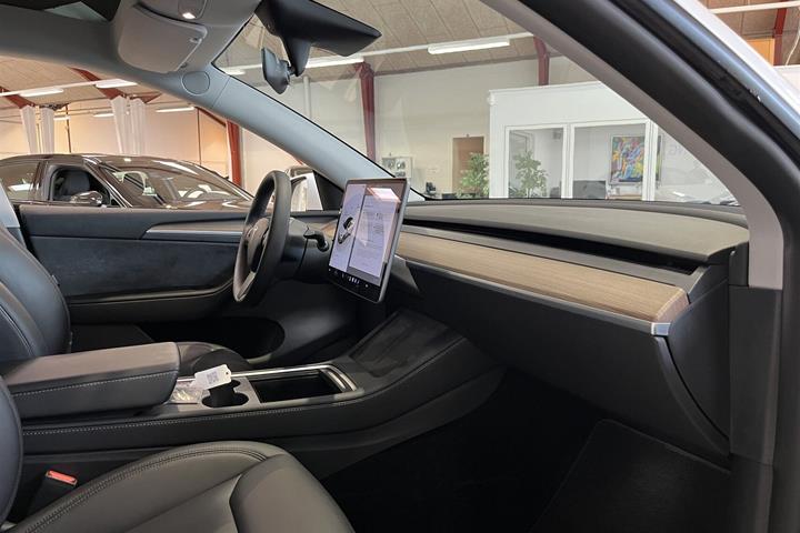 Hvid Tesla Model Y fra 2023