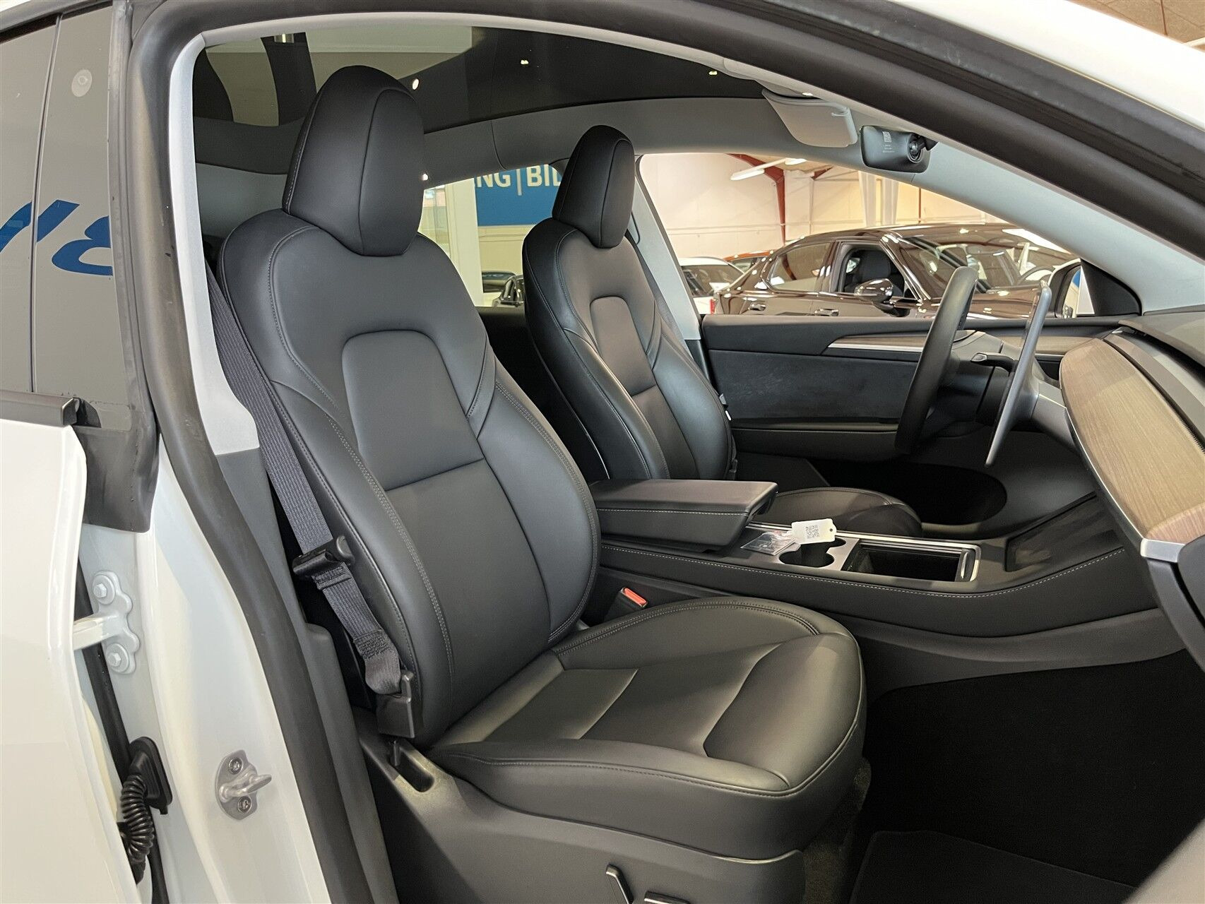 Hvid Tesla Model Y fra 2023