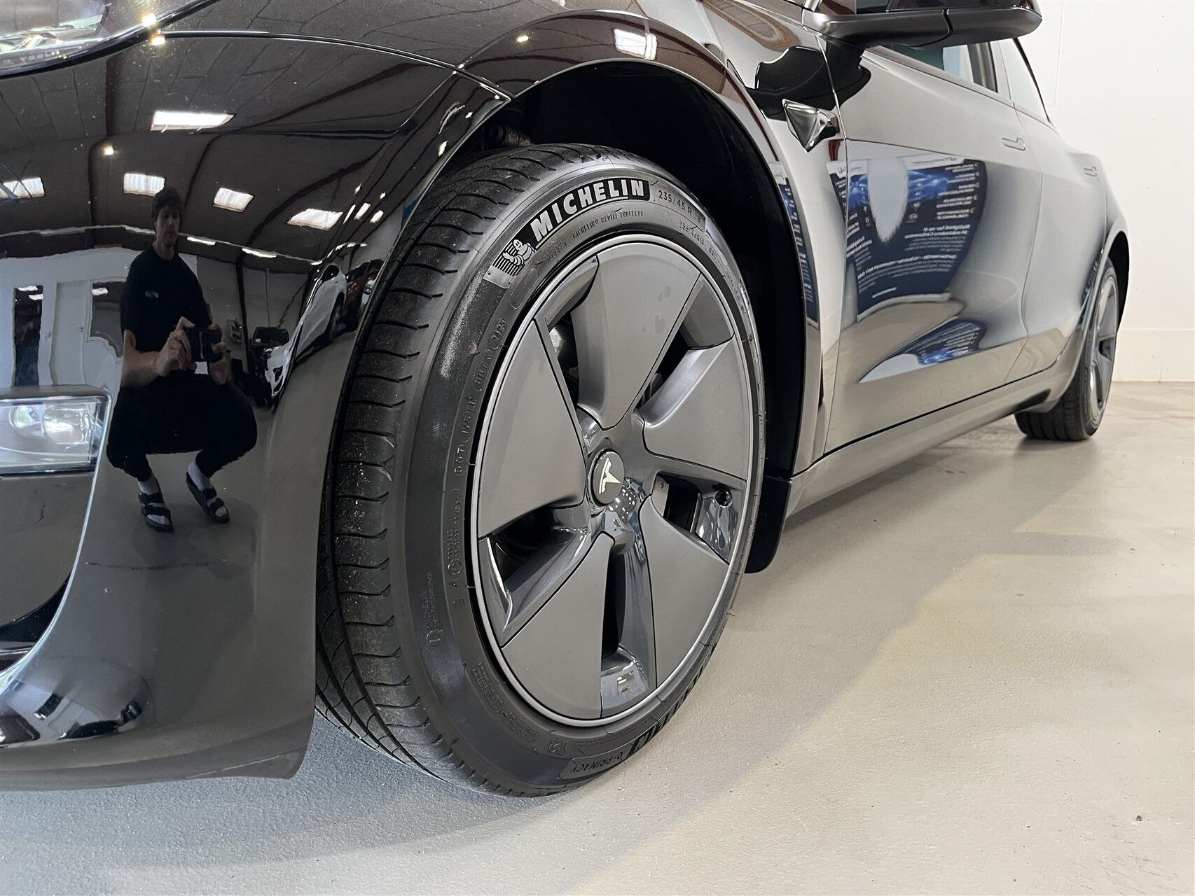 Sort Tesla Model 3 fra 2023