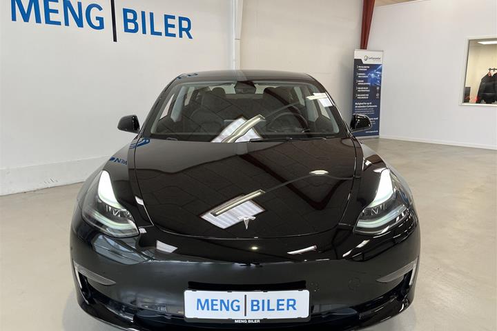 Sort Tesla Model 3 fra 2023