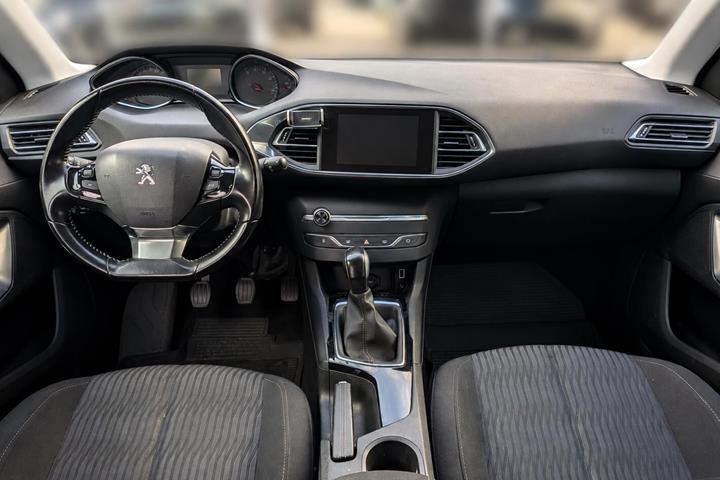 Grå Peugeot 308 fra 2016