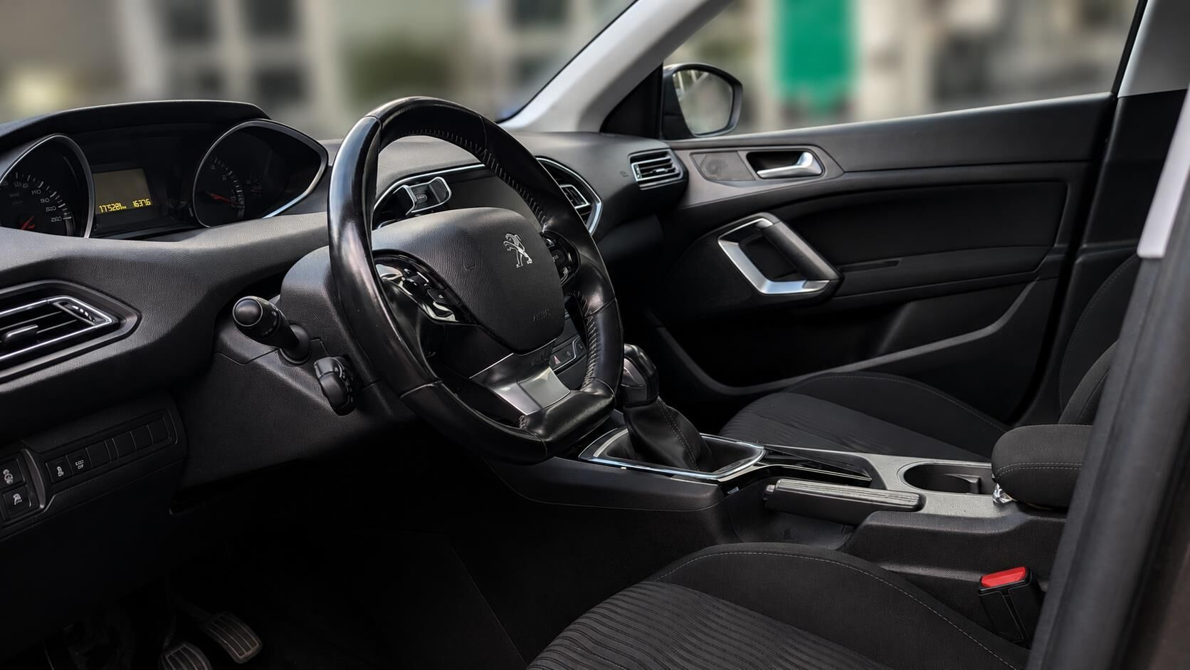 Grå Peugeot 308 fra 2016