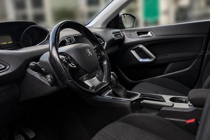 Grå Peugeot 308 fra 2016