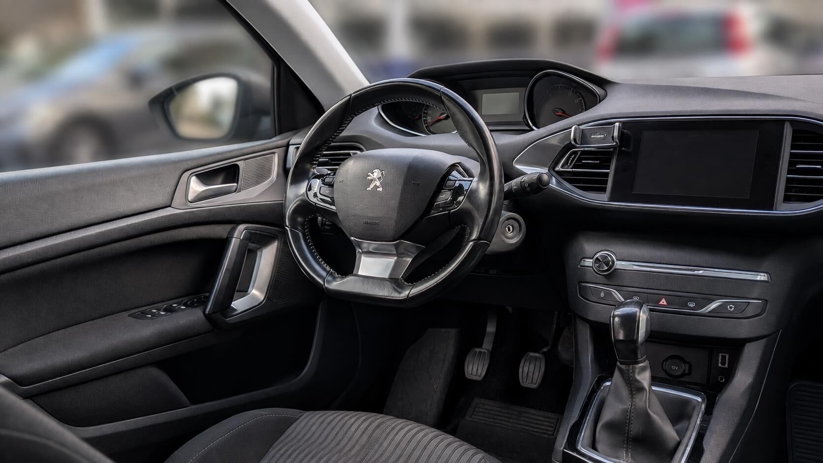 Grå Peugeot 308 fra 2016