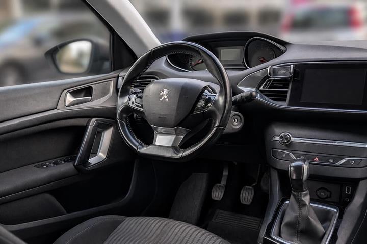 Grå Peugeot 308 fra 2016