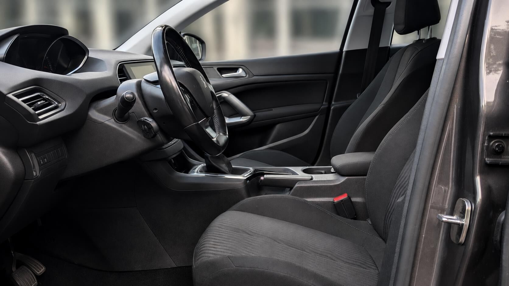 Grå Peugeot 308 fra 2016
