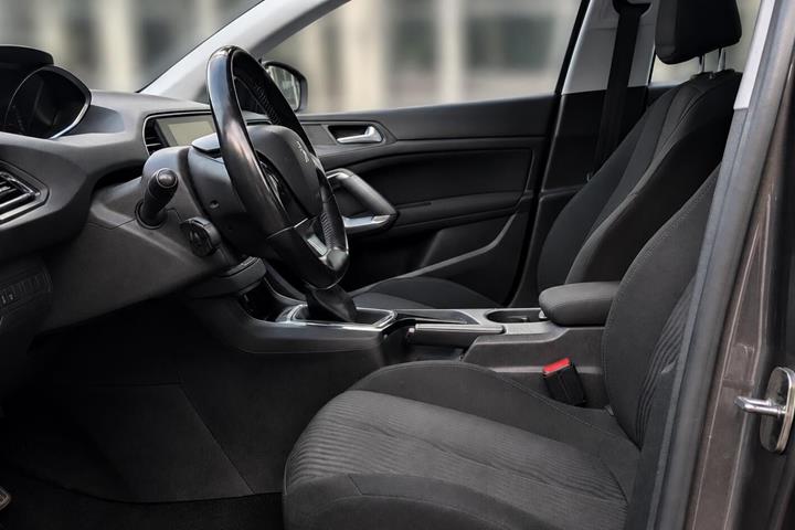 Grå Peugeot 308 fra 2016