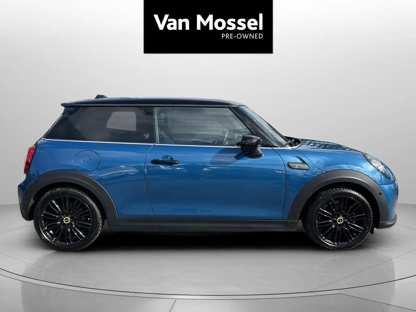 Blå Mini Cooper fra 2024