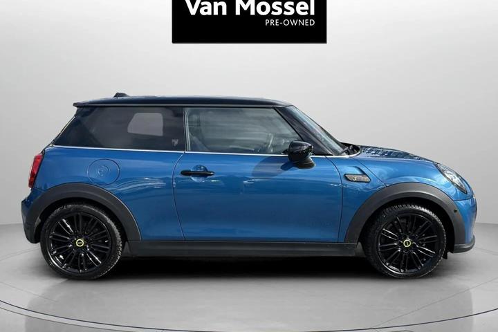 Blå Mini Cooper fra 2024