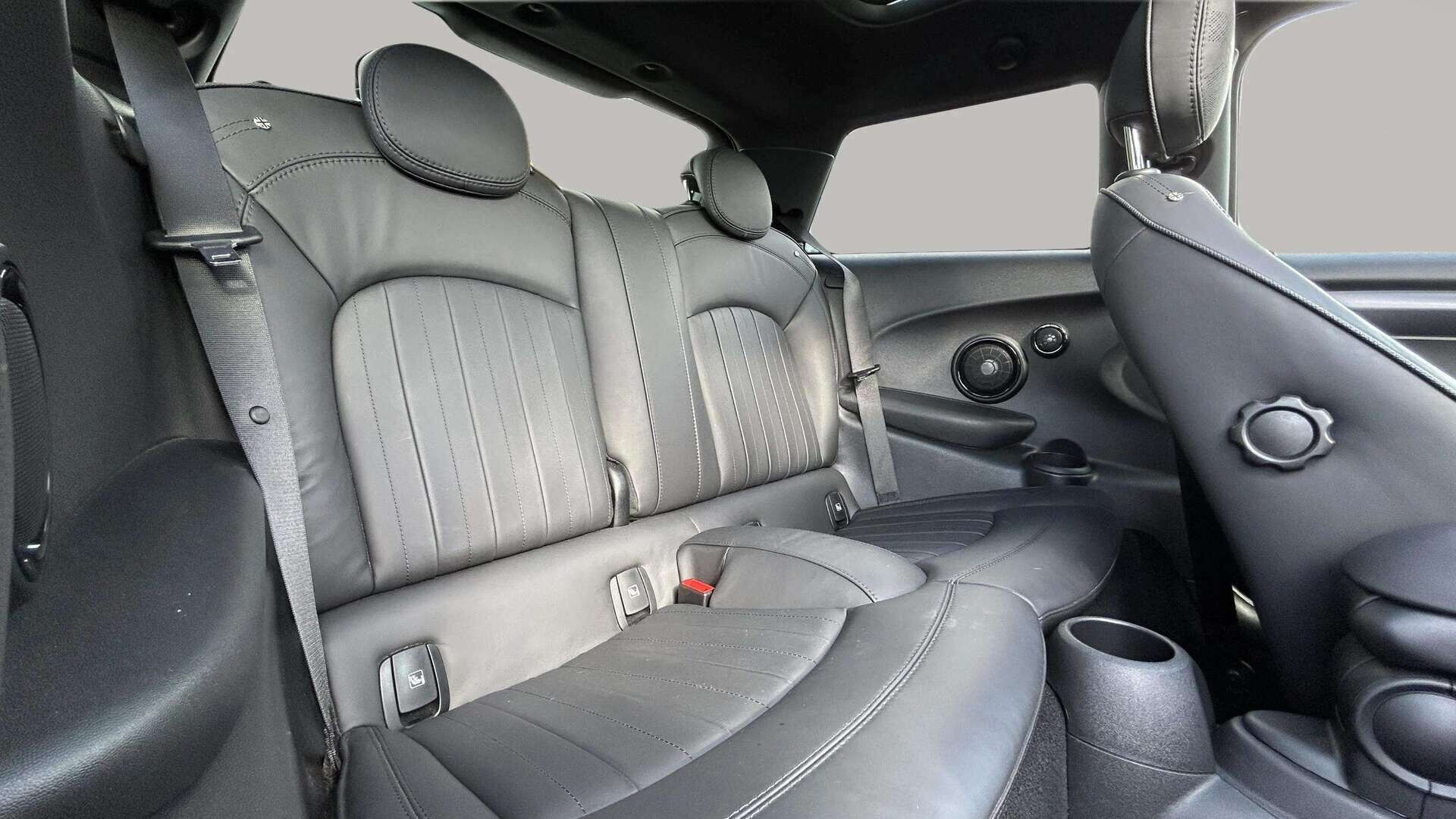 Blå Mini Cooper fra 2024