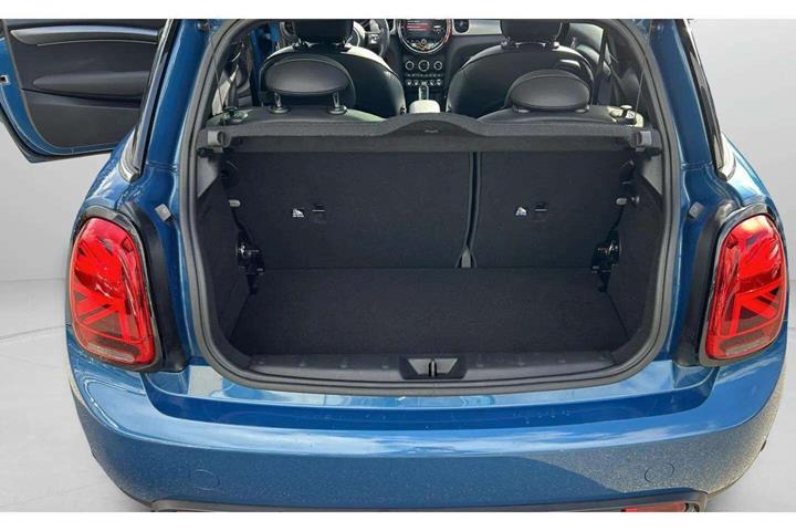 Blå Mini Cooper fra 2024