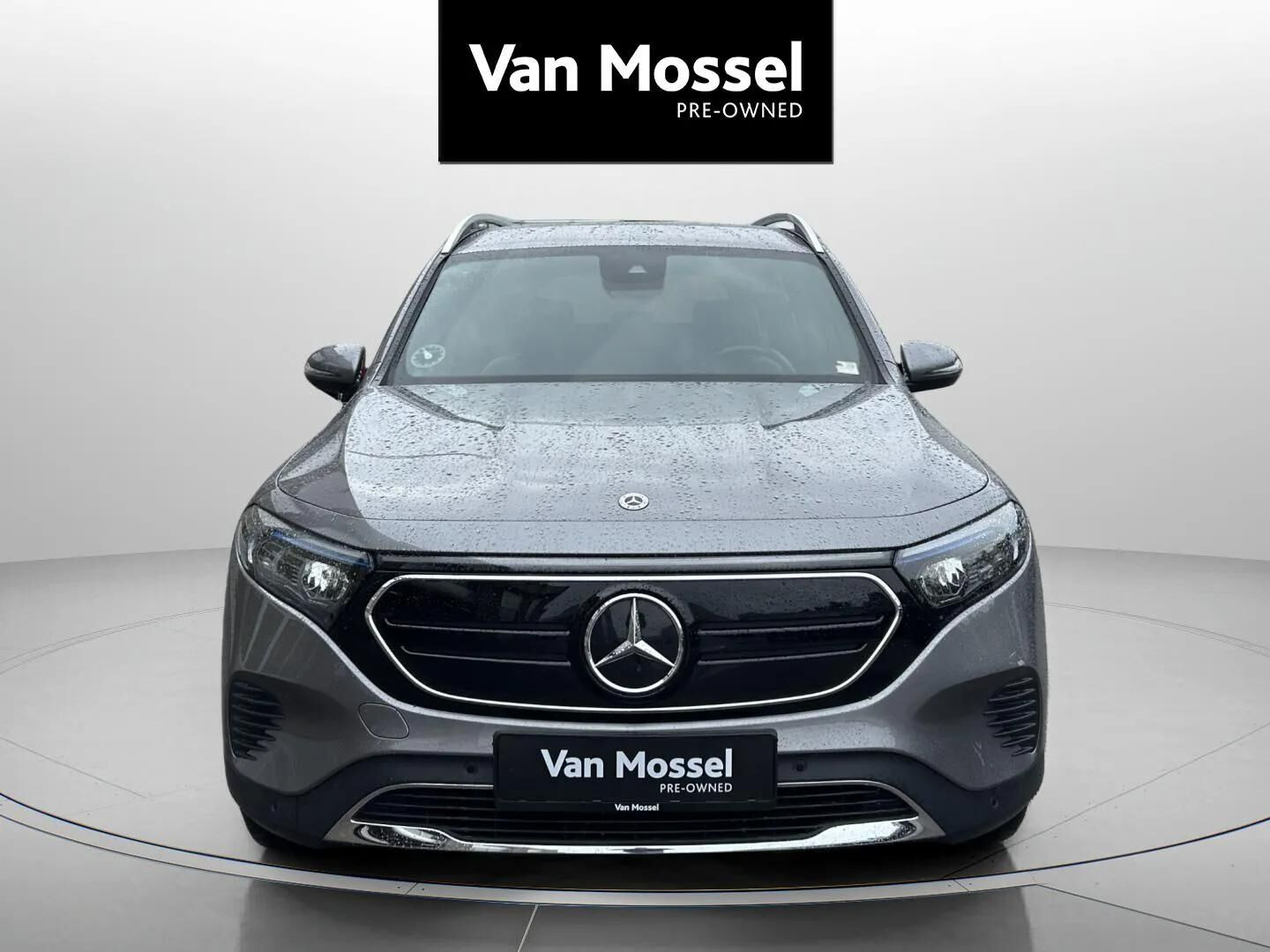 Grå Mercedes EQB250+ fra 2023