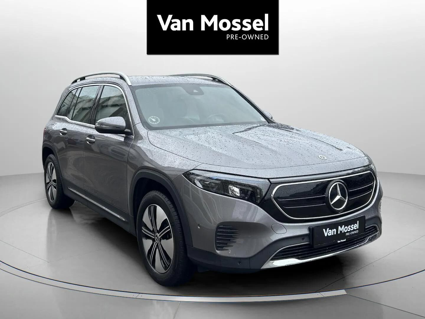 Grå Mercedes EQB250+ fra 2023