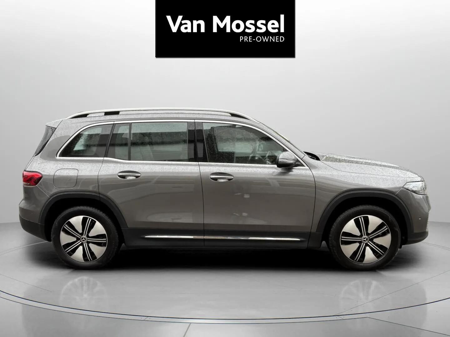 Grå Mercedes EQB250+ fra 2023