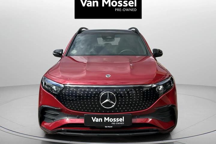 Rød Mercedes EQB250+ fra 2025