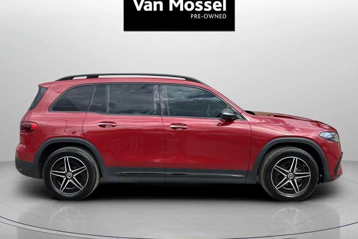 Rød Mercedes EQB250+ fra 2025