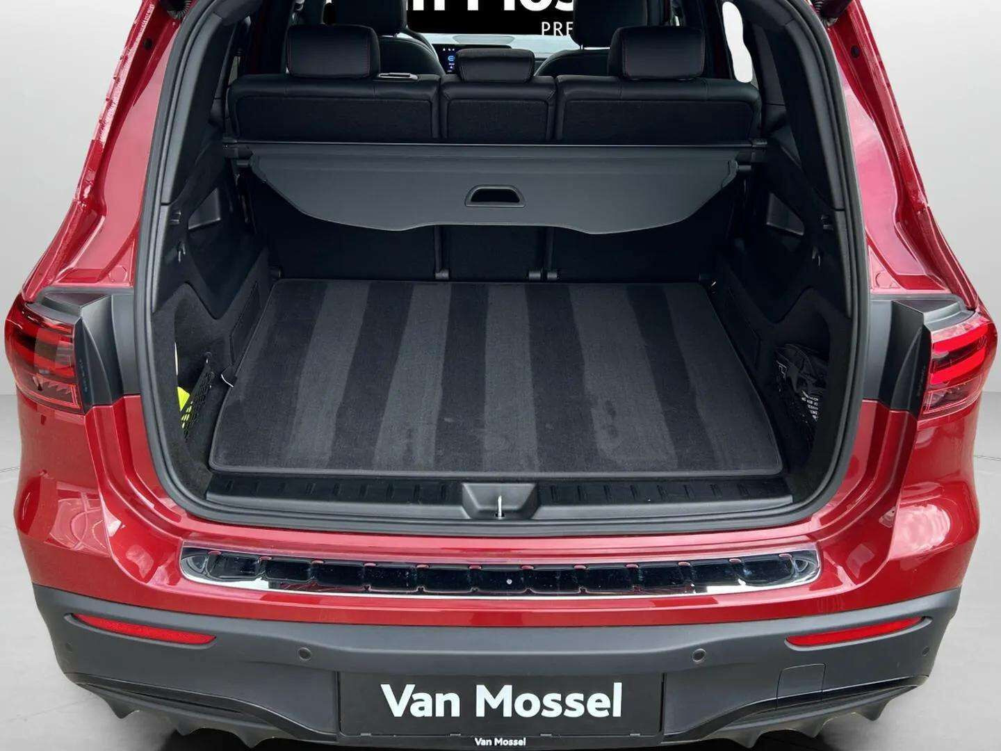 Rød Mercedes EQB250+ fra 2025