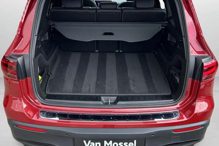 Rød Mercedes EQB250+ fra 2025