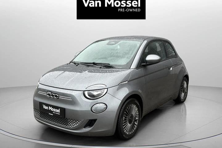 Grå Fiat 500e fra 2022